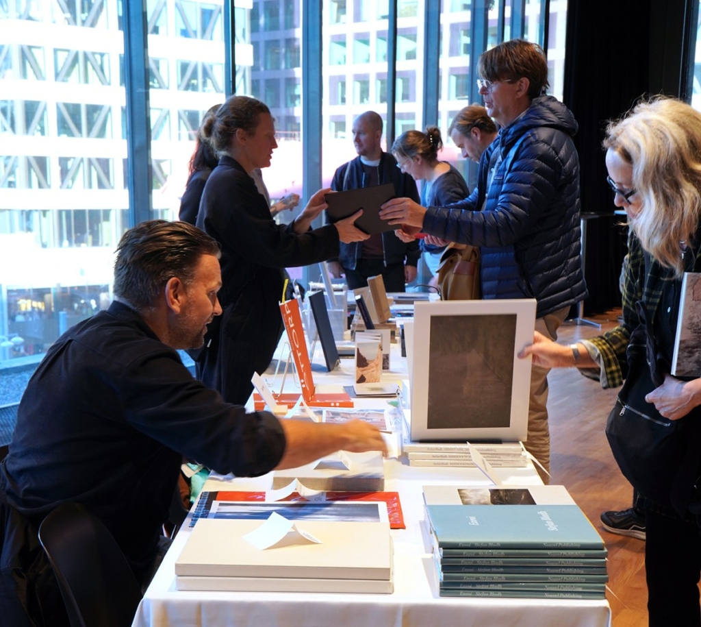 Signera din bok på Fotoboksmarknaden på Kulturhuset Stadsteatern