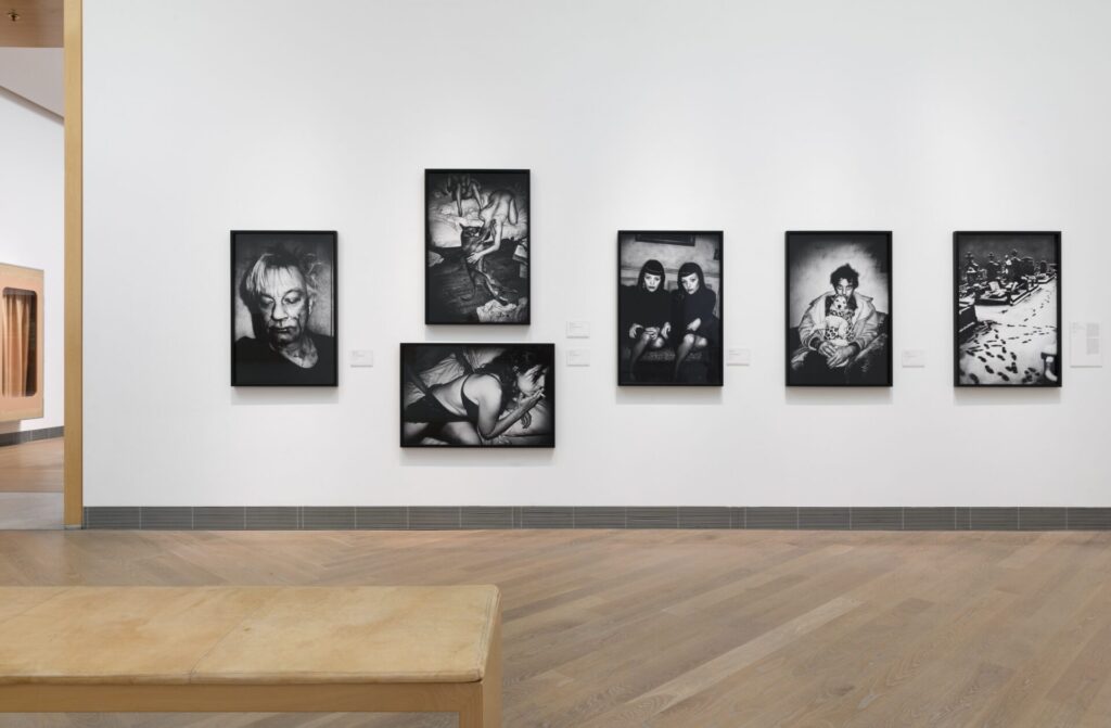 Vem får hänga på väggen?